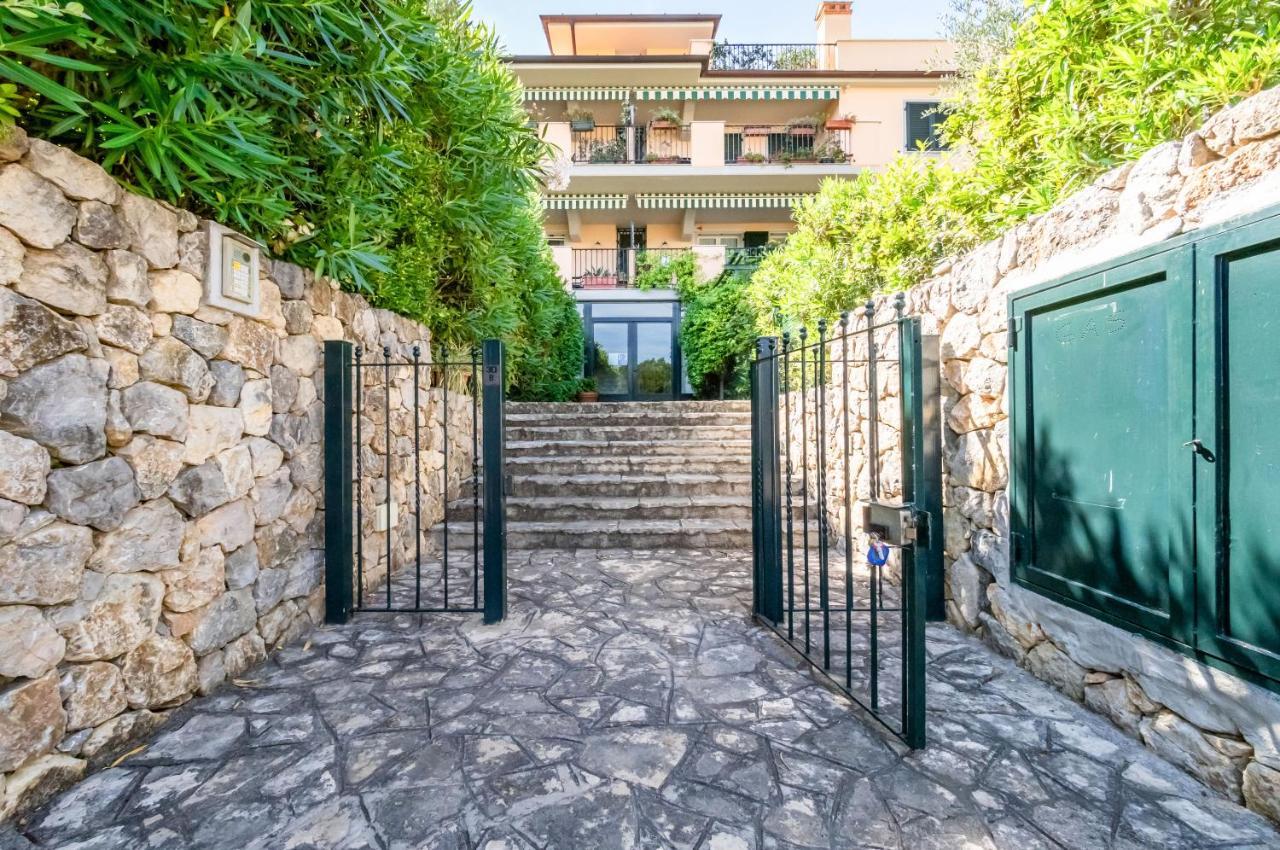 Piana Di Solaro Modern Flat & Swimming Pool Apartman Lerici Kültér fotó