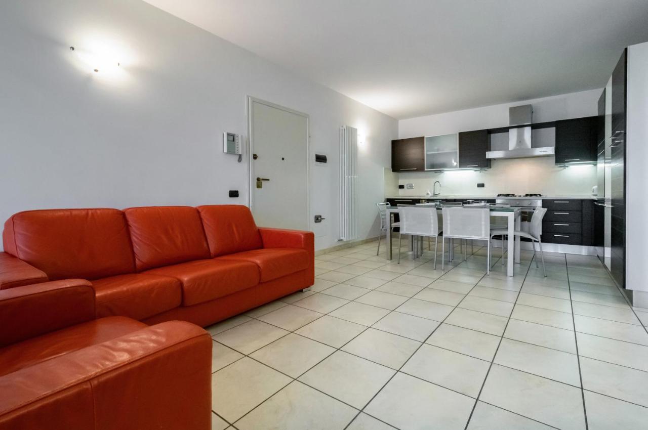 Piana Di Solaro Modern Flat & Swimming Pool Apartman Lerici Kültér fotó