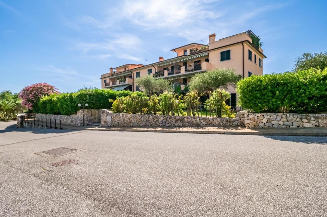 Piana Di Solaro Modern Flat & Swimming Pool Apartman Lerici Kültér fotó